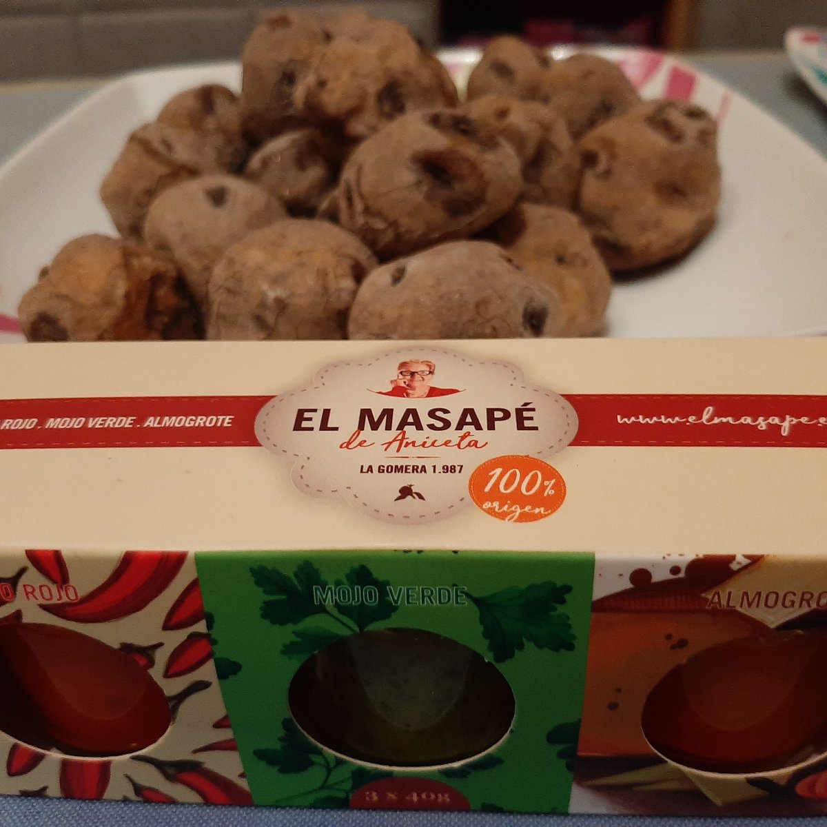elmasape1's tweet photo. Papas negras, uno de los productos estrella de la gastronomía canaria acompañadas de la salsa canaria. Mojo rojo y verde y sí también almogrote para quienes no lo conozcan un sabroso paté realizado con queso canario  #mojopicon #mojorojo #mojoverde  @alimentosdelagomera https://t.co/3j456qS24z