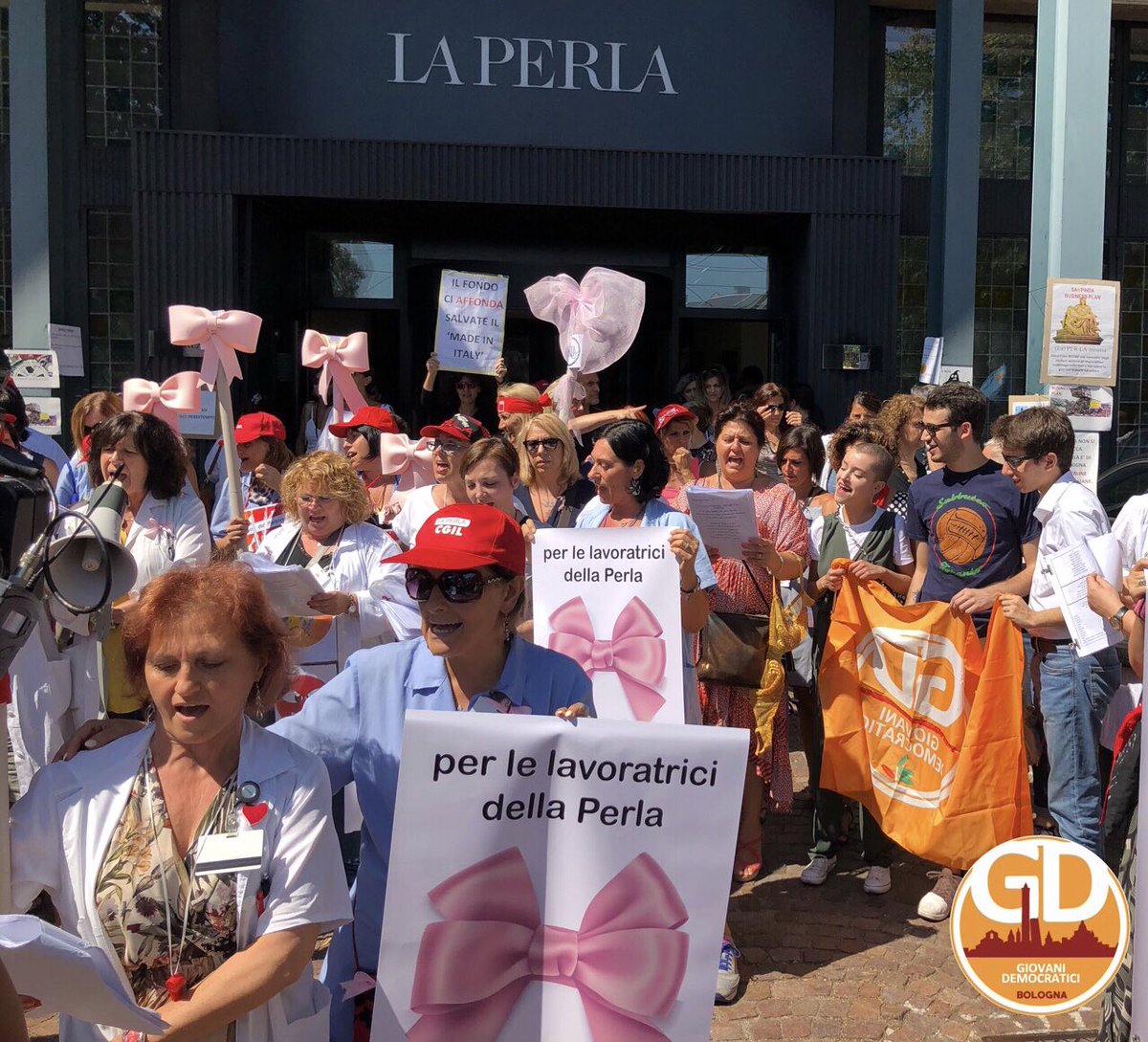 GD Bologna (@gdbologna) on Twitter photo 🔴 LICENZIAMENTI SOSPESI
Sospesa la procedura di #licenziamento fino a settembre e ripristinato il dialogo con le forze #sindacali.
Orgogliosi di aver manifestato insieme a queste #lavoratrici. Siamo al vostro fianco.
#LaPerla #GDBologna <a href="/pdnetwork/">Partito Democratico 🇮🇹 🇪🇺</a> <a href="/sbonaccini/">Stefano Bonaccini</a> 🔴 LICENZIAMENTI SOSPESI
Sospesa la procedura di #licenziamento fino a settembre e ripristinato il dialogo con le forze #sindacali.
Orgogliosi di aver manifestato insieme a queste #lavoratrici. Siamo al vostro fianco.
#LaPerla #GDBologna <a href="/pdnetwork/">Partito Democratico 🇮🇹 🇪🇺</a> <a href="/sbonaccini/">Stefano Bonaccini</a>