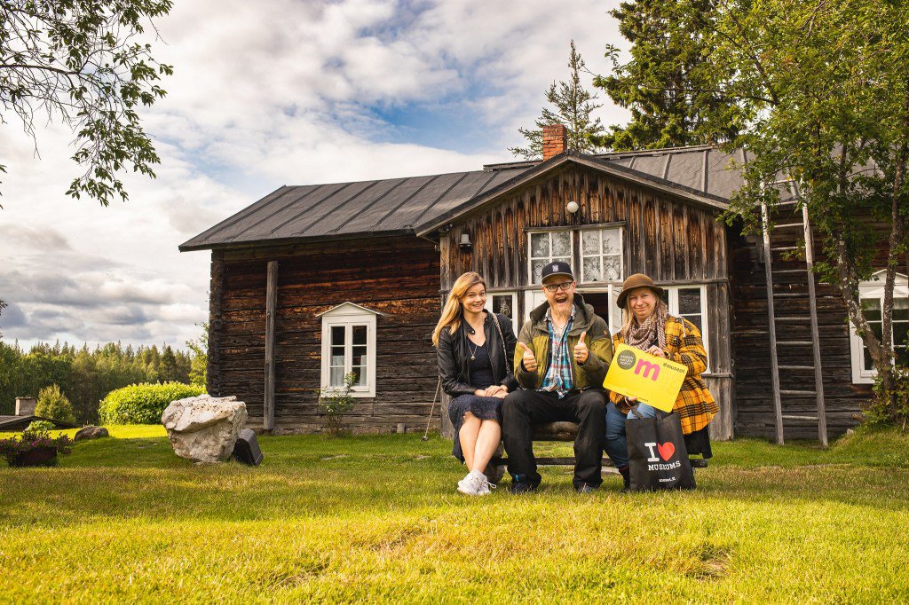 Tule kanssamme tutustumaan Reidar Särestöniemen taiteilijakotiin Kittilän Kaukosessa.
Lapin museoseikkailu: Särestöniemi on kaunis kaikille aisteille #museokortti #lapinmuseoseikkailu #särestöniemi rinkkaputki.com/2019/07/30/lap…