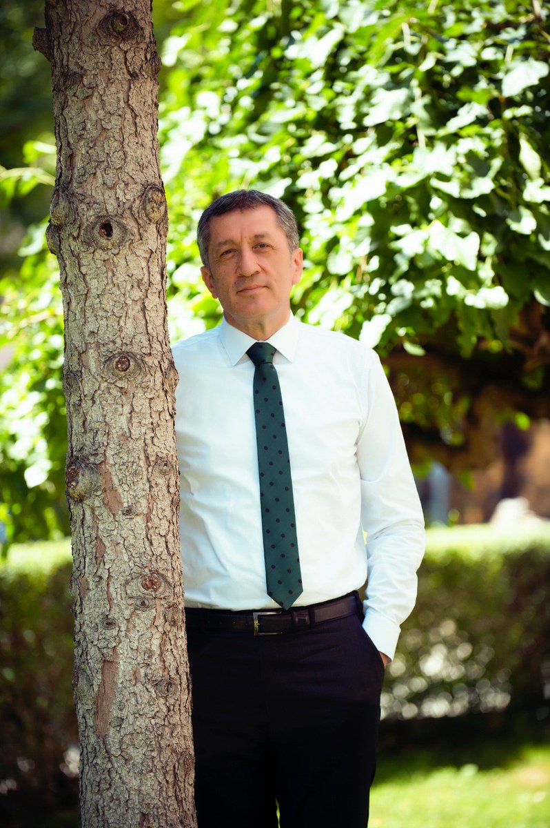 ziyaselcuk's tweet photo. Bir öğretmenimizin fikriyle, her gittiğim ile, o ilin plakası kadar fidan dikiyorduk. Dedim “Hocam niyet güzel ama Adana’nın, Afyon’un suçu ne? Plakalar dursun, biz o şehrin öğrenci sayısı kadar ağaç dikelim.” Her çocuğun başına, bir yeşil gölge büyütene kadar devam... https://t.co/qvaBcIyW9H