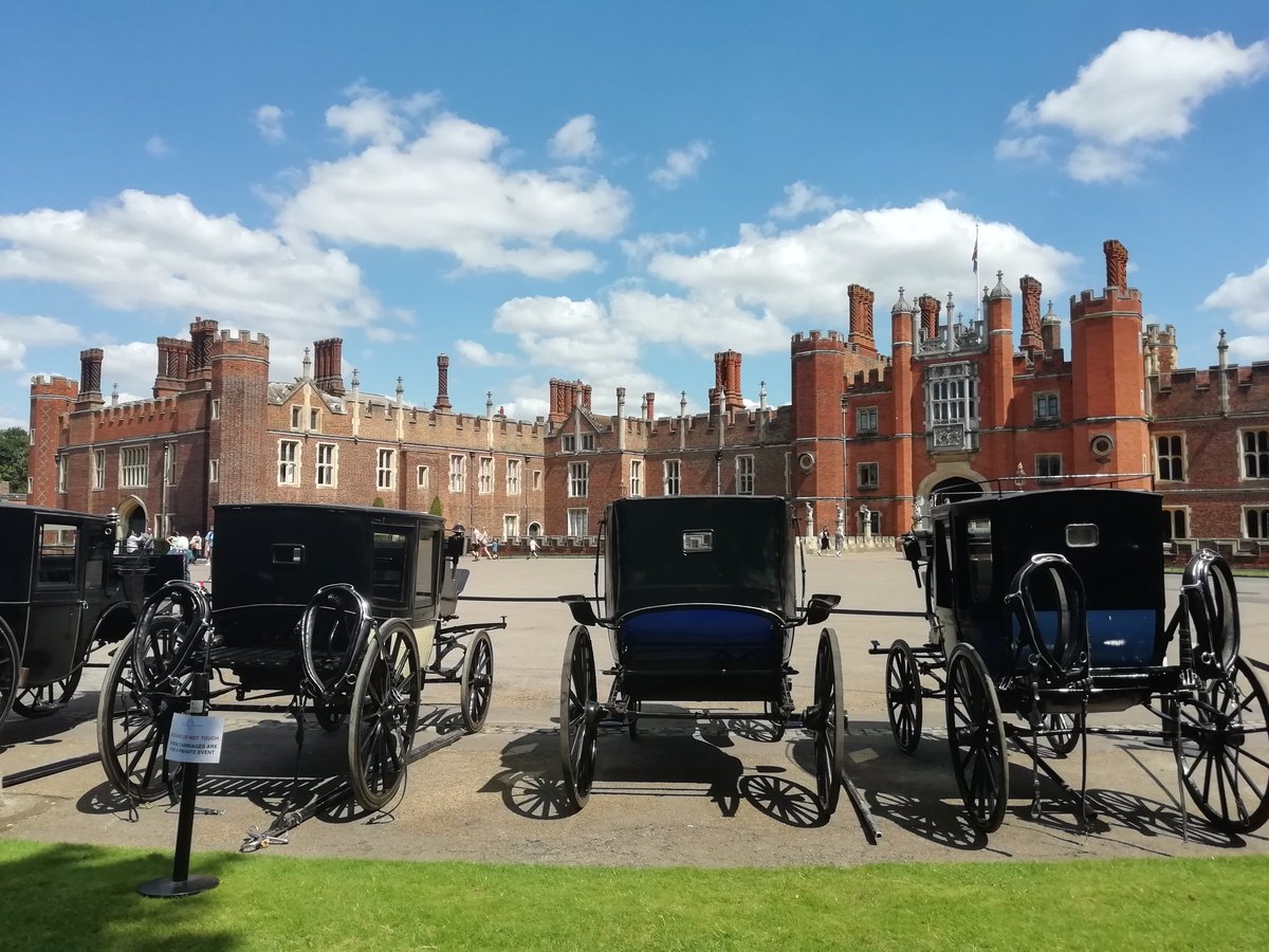 Georgeous carriages waiting  outside #HamptonCourtPalace yesterday for a private event. #palacephotos