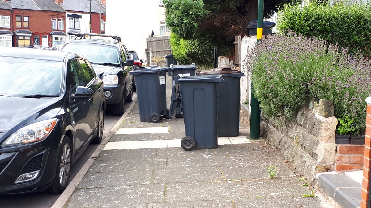 CosmicIntrovert's tweet image. Refuse collection team leave Swindon Rd, B17 in a mess again. Bin lids left open and scattered on the pavement and in front of cars. Dossapointing and not acceptable @BhamCityCouncil @BCC_Help @PreetKGillMP