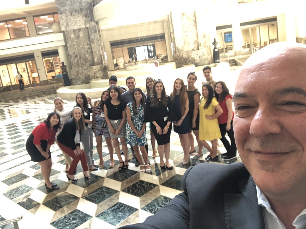 LuisSimonTWITT's tweet photo. Hoy en el #VisitorsProgram de @el_BID recibimos al grupo de pasantes de la @OEA #MyIDBvisit https://t.co/1yo7TiIH47