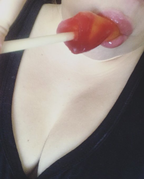 Just enjoying an ice lolly on this hot day! #juicy https://t.co/hX6oTgmCBg<a href="/tag/juicy"class="tags">#juicy</a>