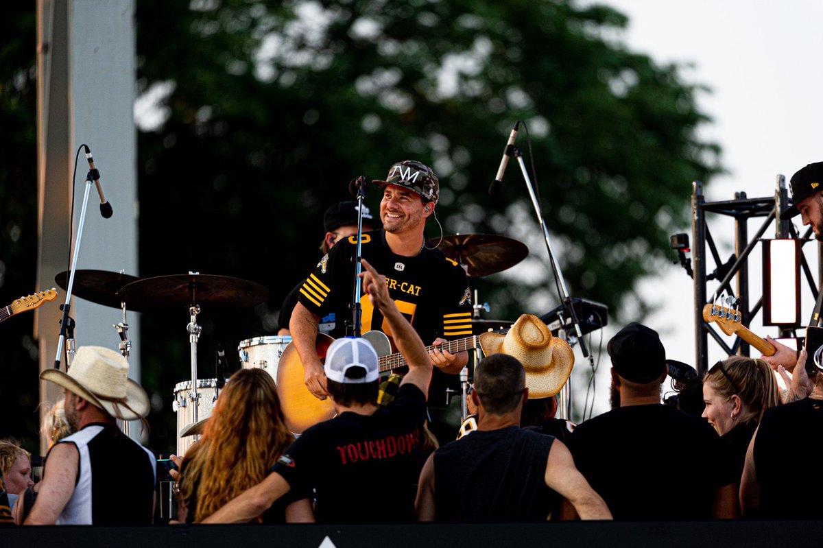 CompleteCountry's tweet photo. Did you miss @StevenLeeOlsen's π€ performance at the @Ticats π―π halftime? Well don't miss his π tune #HelloCountry π΅ - you'll want it on repeat π all week long!
π: #StevenLeeOlsen
#CompleteCountry #CountryMusic #StevenLeeOlsen #NewMusic https://t.co/8gHtseAMSr
