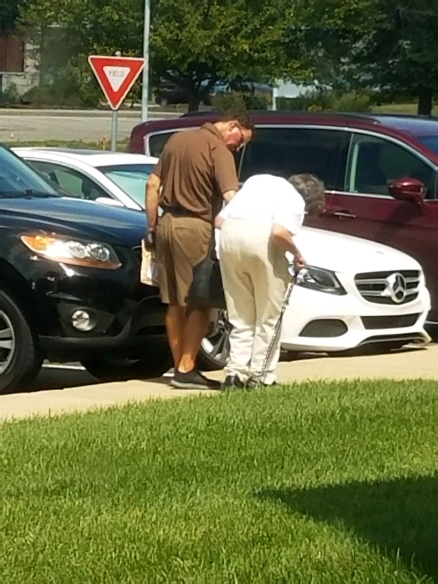 Caught a UPS driver help a women to her destination. 💗#UPS #kindness #RAKFoundation