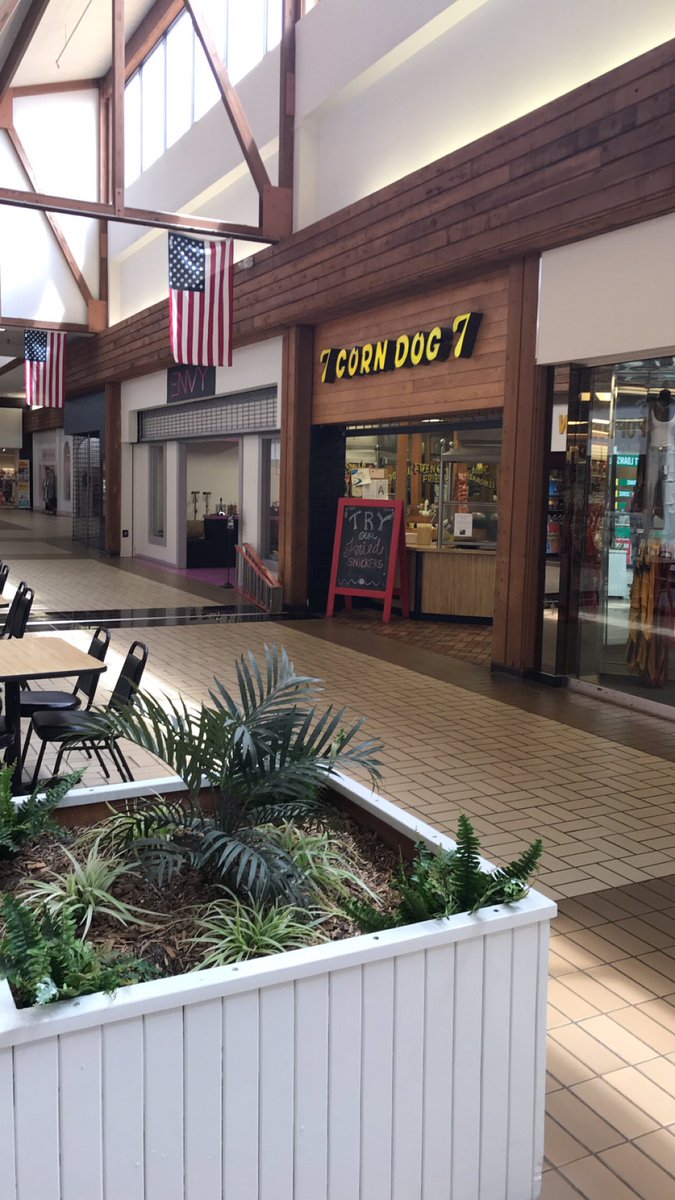 rtrobert's tweet image. Why was this not in the Startcourt Mall??? This is where Steve needs to work. Ha. @Stranger_Things @ShawnLevyDirect #StrangerThings #corndog7matters