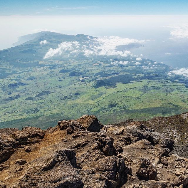 papedo's tweet photo. What a view! Get up there if you get the chance. Best experience with @goularttavares4 #picoisland #pico #picomeup #view #hiking #visitazores #azores #travel #patrickpapesch #fujix #fujifilm @fujifilmeu #island https://t.co/sLzXaKiv7a https://t.co/gw6kN5sm3M