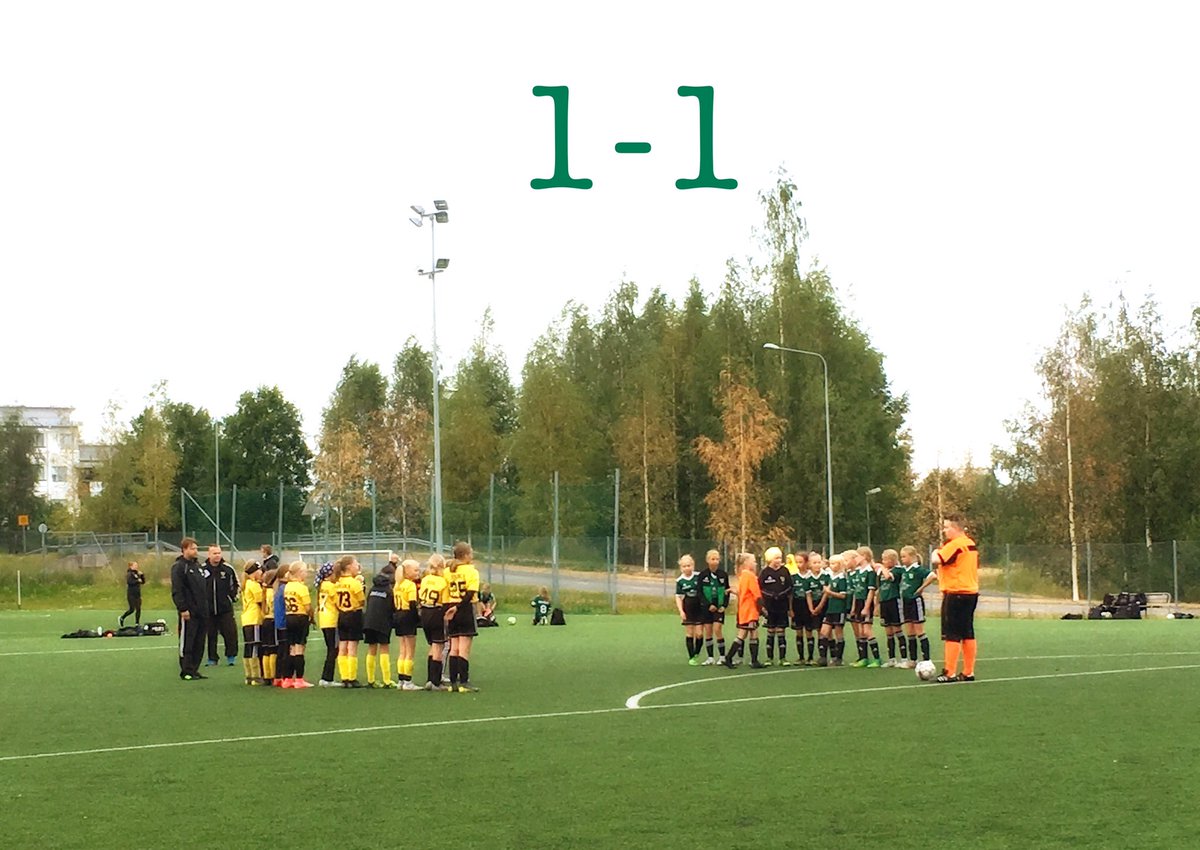 JyPk09's tweet photo. Juuri äsken päättyi tiukka peli #PaRi’n tyttöjä vastaan ja tulokseksi kirjattiin 1-1. Ilman kylmyys ei vaikuttanut pelaajiemme upeisiin suorituksiin, mutta tällä kertaa ei niillä ihan voitto irronnut. Viikonloppuna määränpäänä #mastocup. #jypk #jypk09 #jalkapallo #futis https://t.co/q1Zt7HBtIn