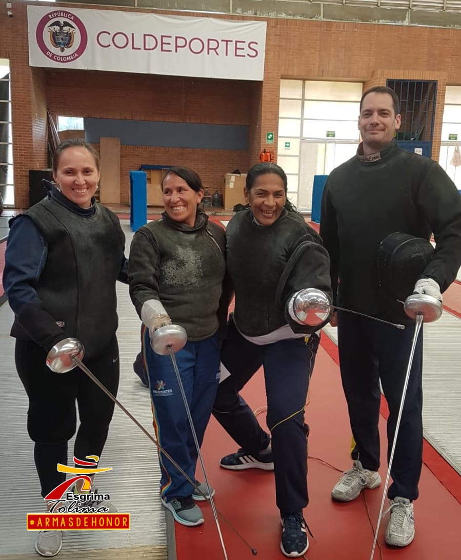 ESGRIMATOLIMA's tweet image. #ArmasDeHonor Nuestros esgrimistas tolimenses que hacen parte de la Selección #Colombiana terminaron la capacitación en #Espada realizada en #Bogotá. Agradecemos el apoyo de @Coldeportes  y la @colombiaesgrima   por motivar el aprendizaje en nuestros deportistas.