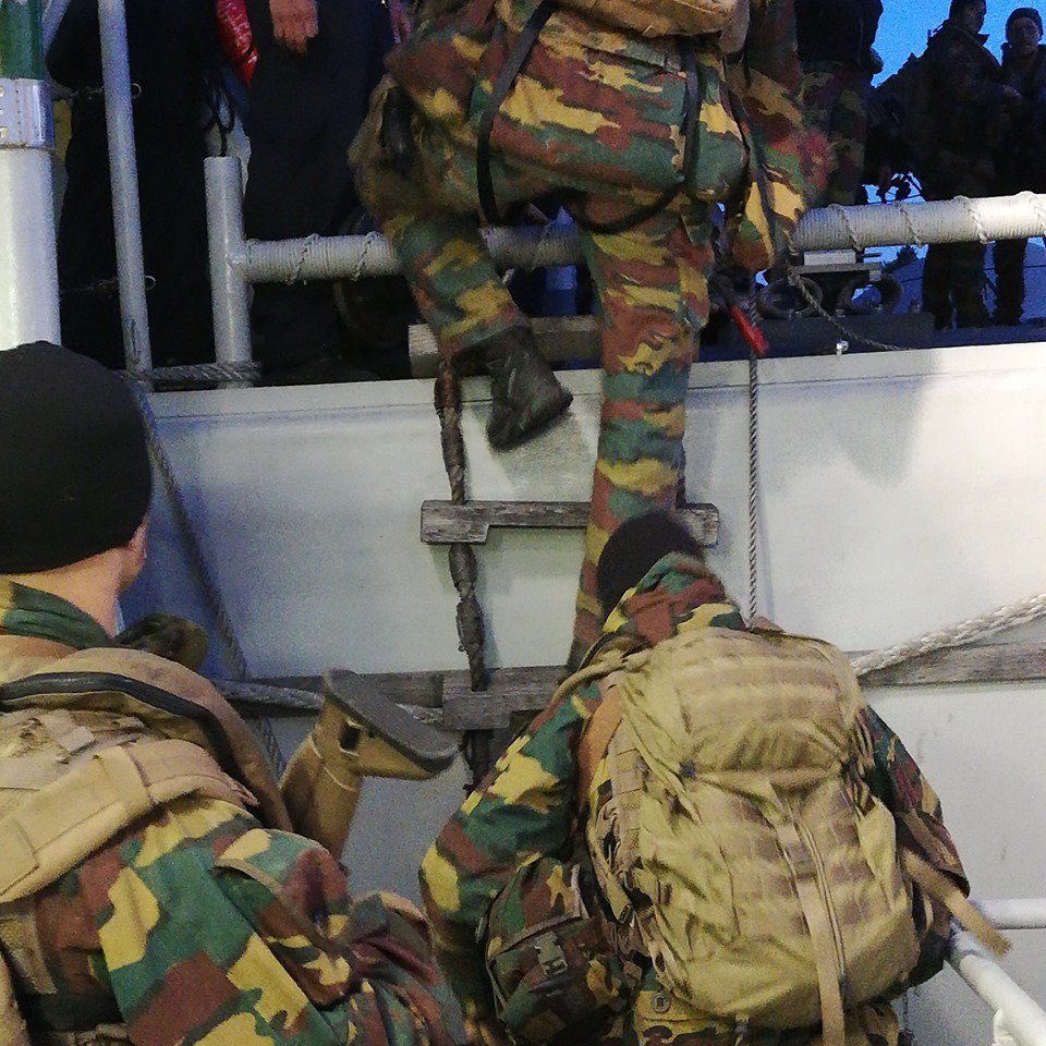 Commandant_Cstr's tweet photo. 02/07: #P901 Preparing for #Amphibious exercise of #68Cie Genie Amfib towith #M917 #Crocus during the night. Starting in Ostend, ending in Zeebrugge @BelgianNavy @Belgian_Army https://t.co/HrUp96RSc2