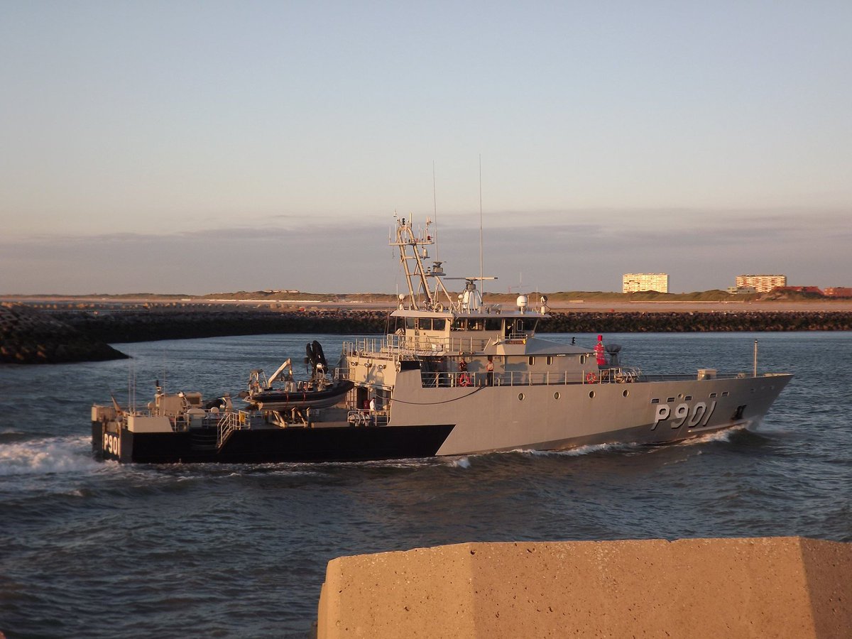 Commandant_Cstr's tweet photo. 02/07: #P901 Preparing for #Amphibious exercise of #68Cie Genie Amfib towith #M917 #Crocus during the night. Starting in Ostend, ending in Zeebrugge @BelgianNavy @Belgian_Army https://t.co/HrUp96RSc2