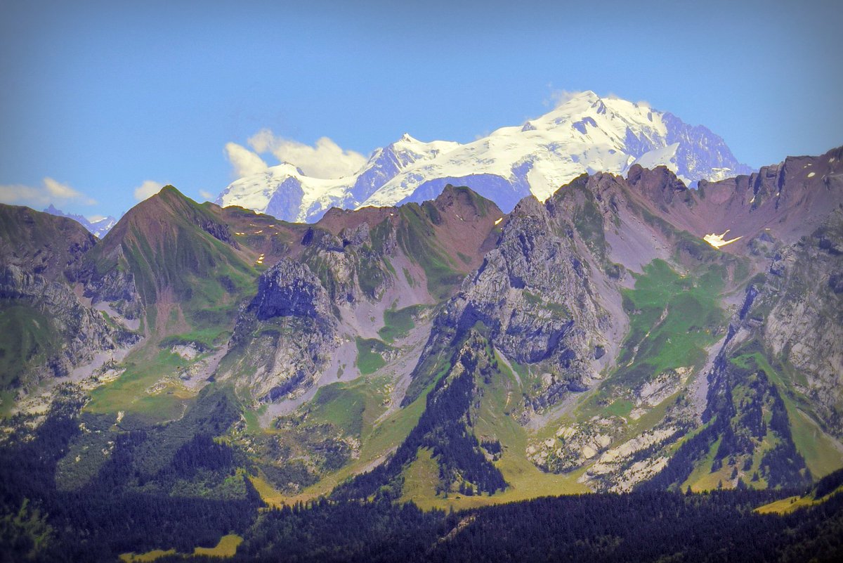 La vue sur le #montBlanc et les #Aravis depuis notre randonnée aux chalets des Auges en #HauteSavoie.
>> mon-grand-est.fr/savoie/
.
.
.
#PlateaudesGlières #SavoieMontBlanc #AnnecyMountains #AuvergneRhôneAlpes #EnFranceAussi #MagnifiqueFrance #JaimelaFrance #FrenchMoments