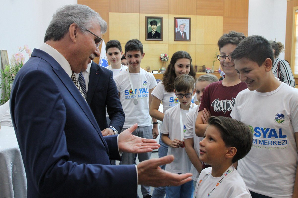 Sakaryabld's tweet photo. Büyükşehir Belediye Başkanımız Sn. Ekrem Yüce, Beldiyemize bağlı Sosyal Gelişim Merkezi robotik sınıfı öğrenci ve öğretmenleri ile bir araya geldi. 

Başkan Ekrem Yüce, yarışmaya hazırlanan öğrencilere başarılar diledi. https://t.co/K2JIELmyPv