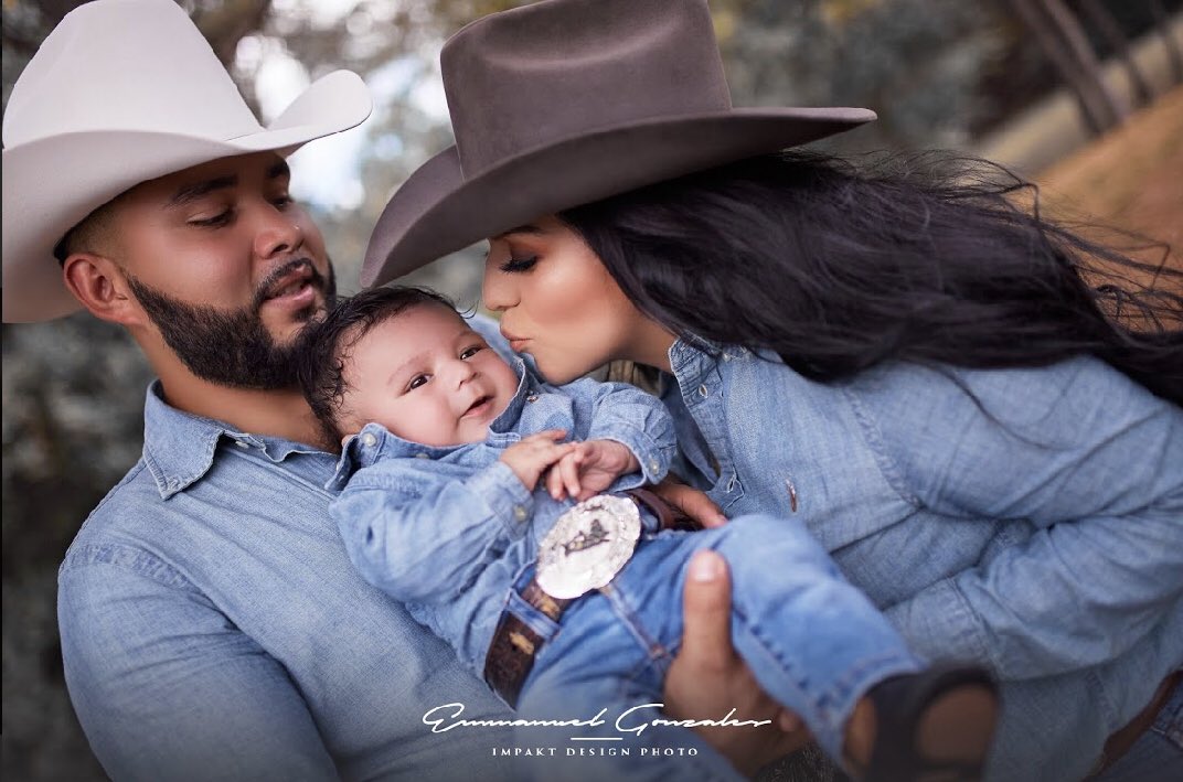 Impakt__Design's tweet photo. Congrats to celebrating their first anniversary 😍
📸Booking available from now until December: https://t.co/lv5Da7fS9z 
.
.
. #westernwear #countryfam #familyphotos #houstonphotographer #anniversary #denim #felthats #babyphotos https://t.co/BRGqaOh6eJ