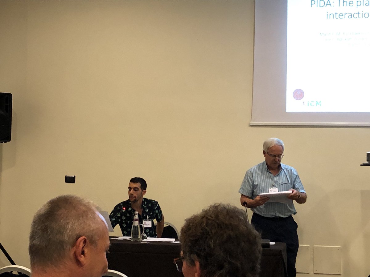 loglab_bcn's tweet photo. This afternoon, @FTheTower chaired the session on ecology and biogeography III with Aurelio Serrano and presented his work on comparative genomics of marine flagellates using SAGs from #taraoceans #ecop2019 https://t.co/6gsf6Gm9Fa