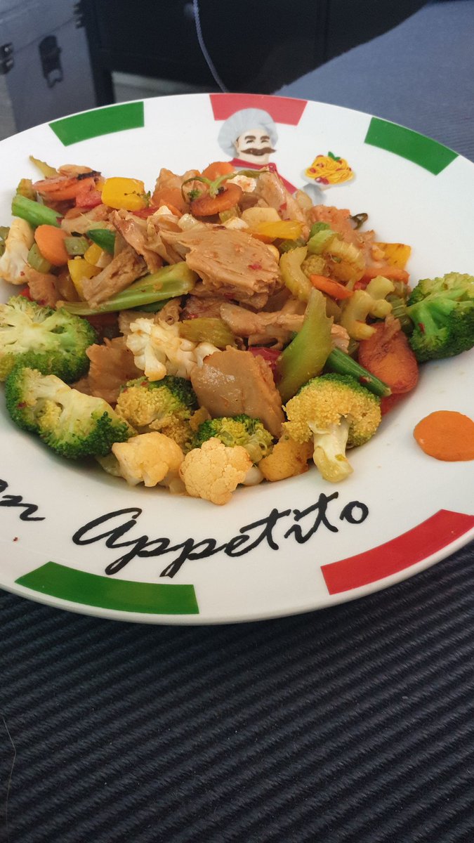 MrPorkyXl's tweet photo. F*ck wat kan je vol zitten van groenten...dag 8 groenten en vlees vervanger. En overdag @isagenix kijken wat het resultaat word. Bijnaaaaa bord leeg 😅 elke dag 400gr groenten en 175gr vlees vervanger. #droogworden #sumerbody #hollandsegroenteinitaliaansbord gewoon omdat het kan. https://t.co/sGskz3L28J