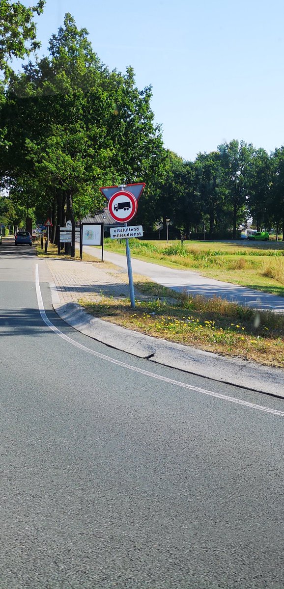 wiegervisser's tweet photo. @Opsterland deze borden combinatie aangetroffen in gorredijk. Dit lijkt mij niet de bedoeling? Of mag alle vrachtverkeer hier langs behalve de milieudienst? https://t.co/nTQoBD9sZW