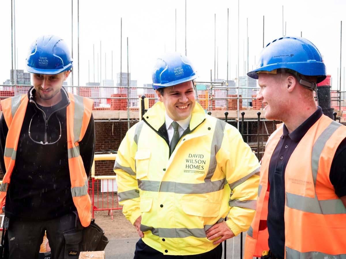 RobertJenrick's tweet image. We’re getting Britain building.

Great to be in #Ebbsfleet today where 15,000 homes are being built meeting new homeowners and apprentices.