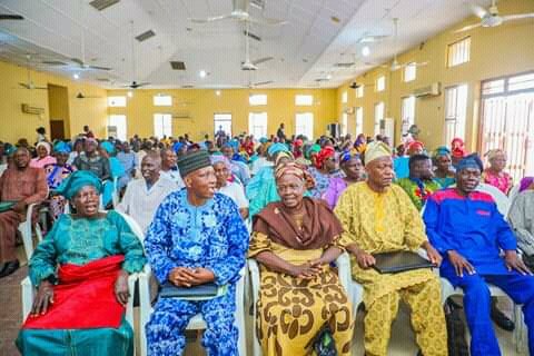 RotimiW15767796's tweet photo. *Governor Oyetola Present Retirement Bond Certificates to One Hundred and Eighty Nine Pensioners*
https://t.co/JLI5IIdu3H https://t.co/UOau8n99Ta