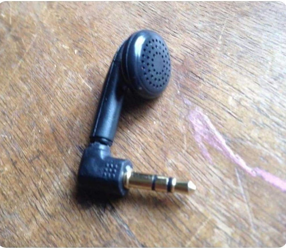 MSUMAR13's tweet photo. I ordered wireless Handsfree but Got this 😢😢😭😭
#wirelesshandsfree https://t.co/7fdjXedf21