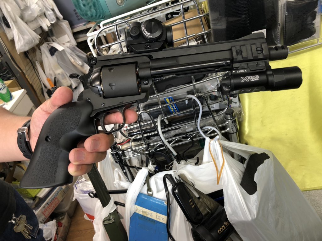 Hound 冗談のようなだけどフランスの特殊部隊で使っていたマグナムリボルバー マニューリン Mr73リボルバー 弾は 357マグナムで銃身は2 5インチや4インチの他に フランスの特殊部隊gign 国家憲兵隊治安介入部隊 では8インチ銃身に2脚とスコープを付け