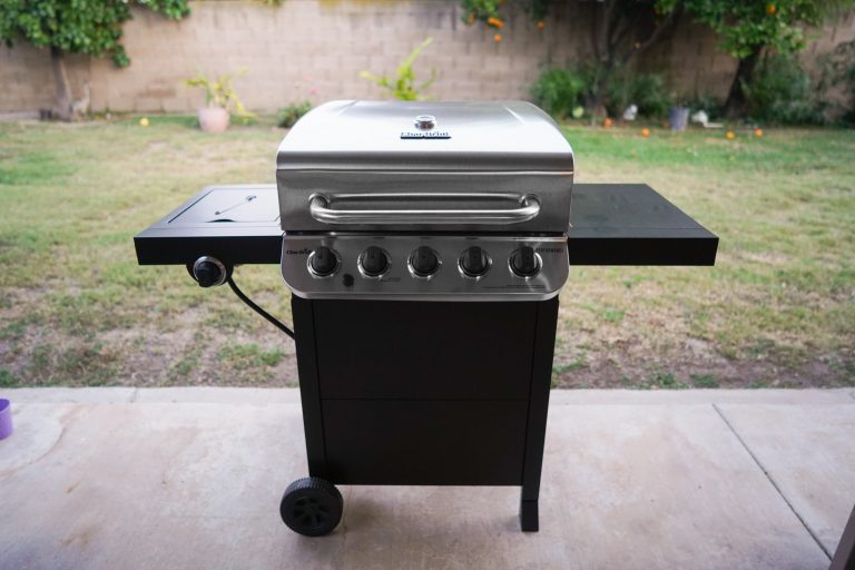 yourbestdigs's tweet photo. Looking for a new grill for your summer barbecues? 🥩 We chose the @Charbroil  – Performance as the best gas grill for its reasonable price the fact that it gave us perfectly seared steaks and juicy burgers. https://t.co/VG5OuCrRBk https://t.co/7iW3Kon5Ch