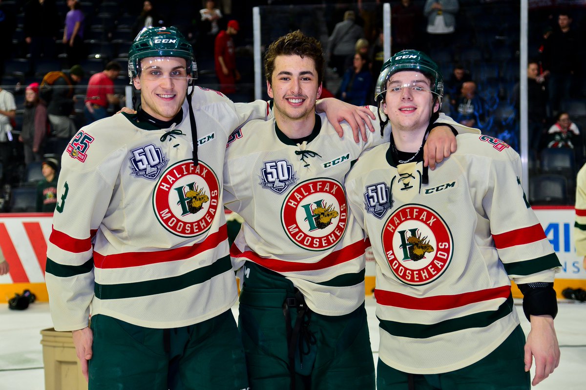 HFXMooseheads's tweet photo. Memories that will last forever. 
Happy #InternationalFriendshipDay 💚❤️ https://t.co/nRoLi2T7eT