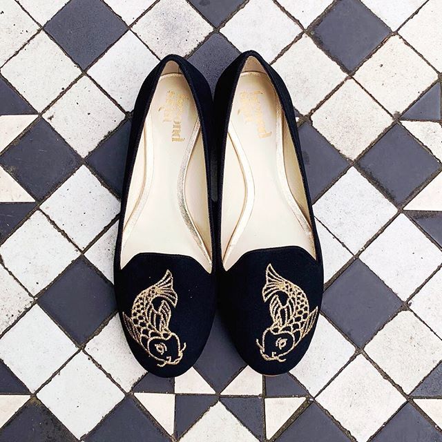 Our signature animal head slippers are hand made in Spain from Italian faux suede. Featuring a gold embroidered Koi, they’re perfect for day to day or occasion wear.
▫️
#genuinelynotleather #veganshoes #vegan #slowfashion #ecofashion #ethicalfashion