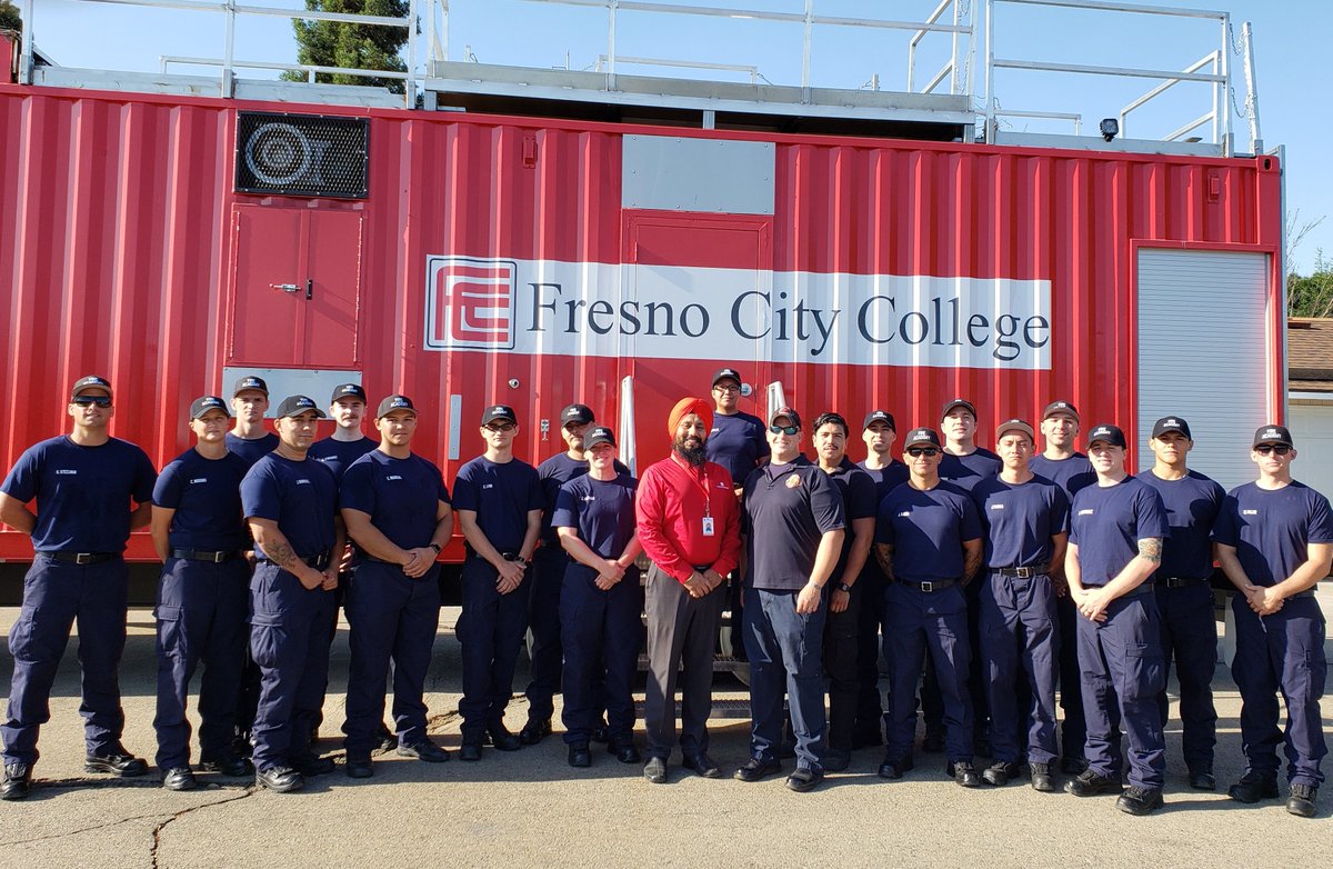 fresnocity's tweet photo. Our newest @FCC_FireAcademy Class 52 👩‍🚒👨‍🚒🔥 https://t.co/BtUxya0vWi