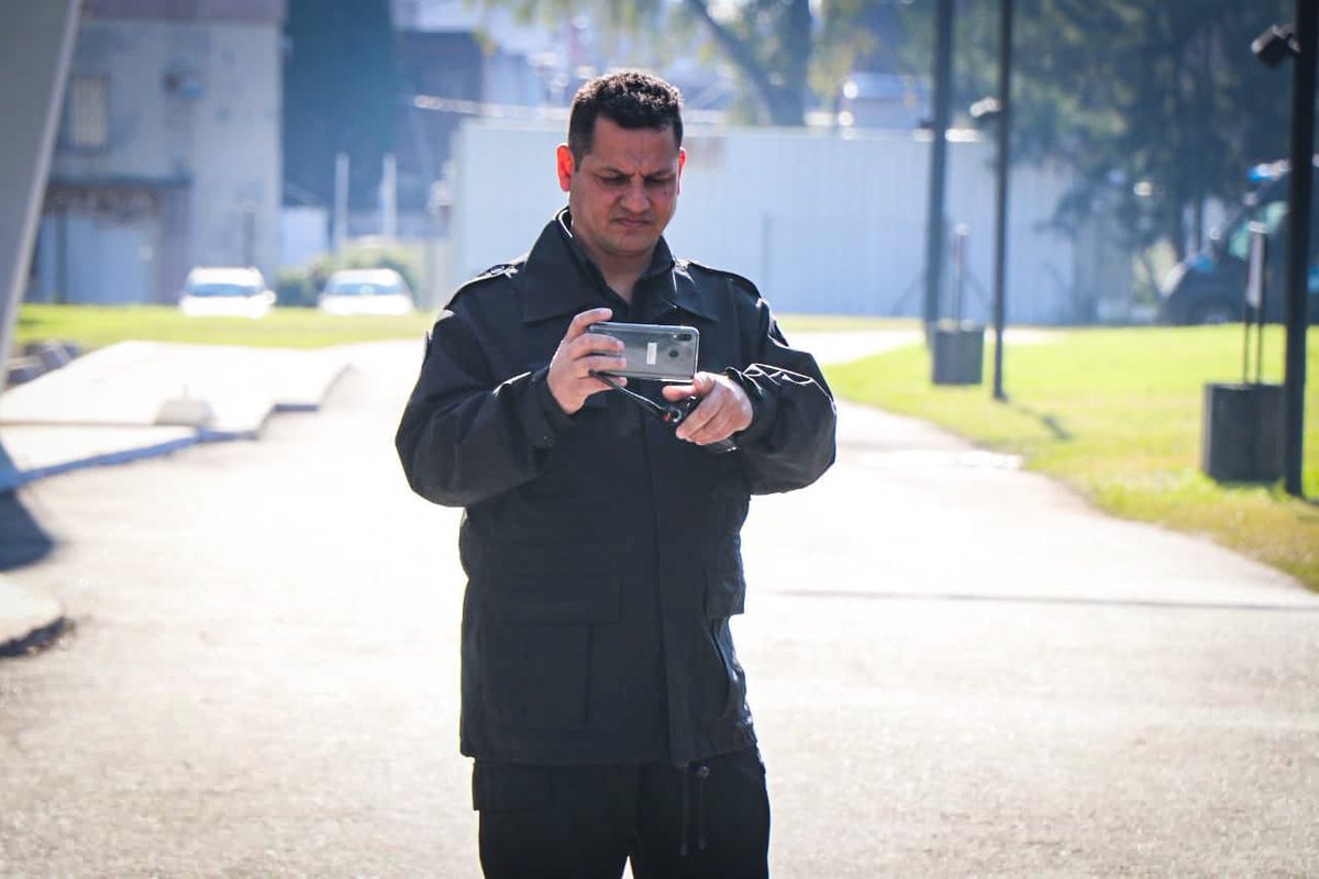 somostelam's tweet photo. La policía valla la entrada a la “redacción” de @herlombardi en Tecnópolis para impedir el ingreso de lxs trabajadorxs a celebrar la asamblea frente a la falta de paritarias desde 2017 y las malas condiciones laborales.
#ParitariasYa
#TelamSeDefiende https://t.co/lSH2EWS6Yg