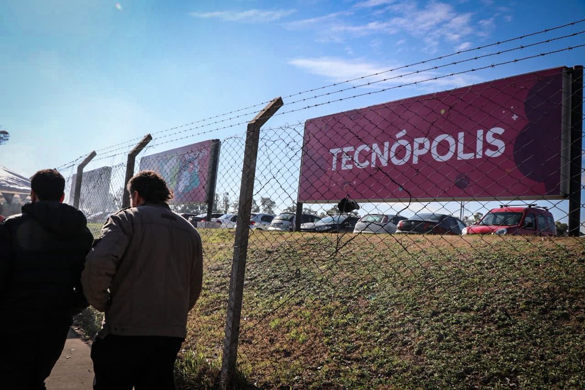somostelam's tweet photo. La policía valla la entrada a la “redacción” de @herlombardi en Tecnópolis para impedir el ingreso de lxs trabajadorxs a celebrar la asamblea frente a la falta de paritarias desde 2017 y las malas condiciones laborales.
#ParitariasYa
#TelamSeDefiende https://t.co/lSH2EWS6Yg