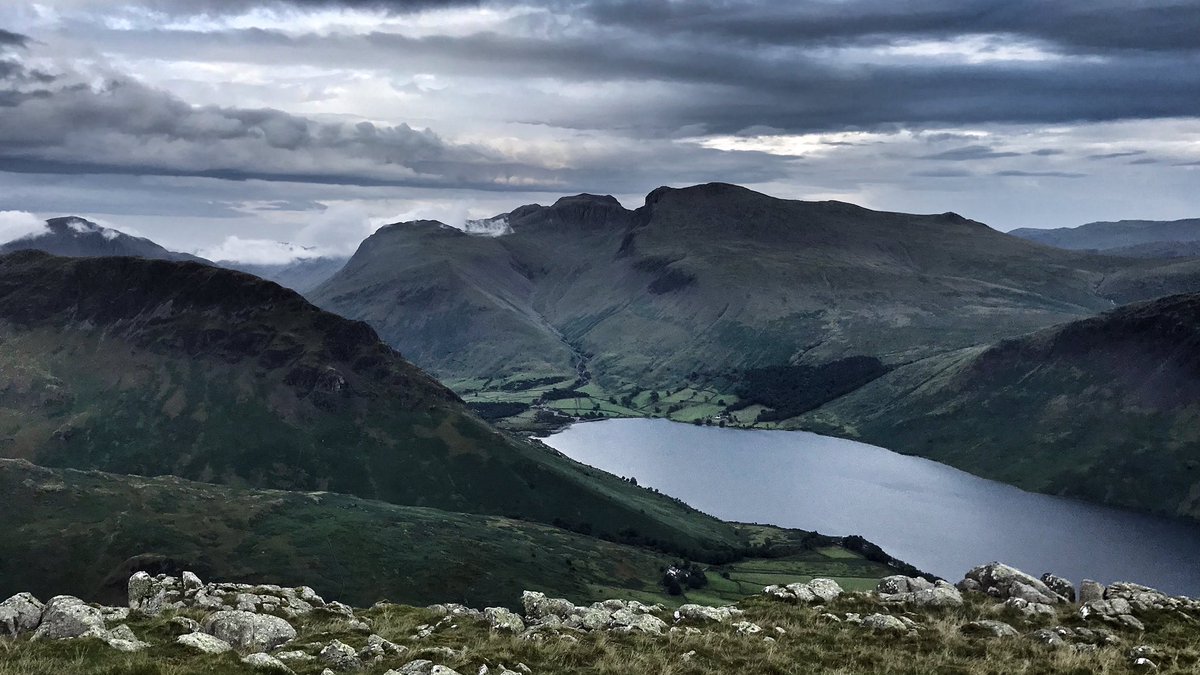 TheLakesMike's tweet photo. Right now 1930hrs Tue eve, view to the Scafells from #MiddleFell summit. Stunning view and stunningly quiet. I may linger a while... 🙏
.
#scafell #wasdale #cumbria #lakedistrict #notjustlakes #harveysmaps #beatyesterday https://t.co/uiYYgfqHgj