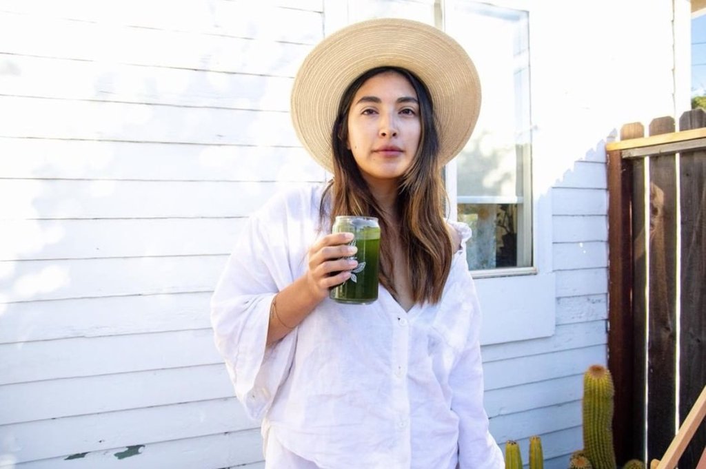 Want to yummy up your greens? Add 8 oz of apple juice (or your favorite fruit juice) to give it a fun summer twist  ☀️