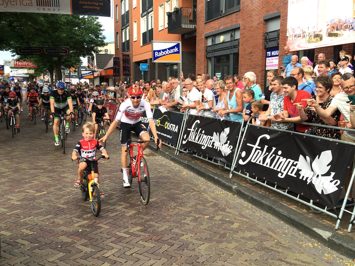Wielercomite's tweet photo. Ondertussen wint @BaukeMollema de prijs voor de strijdlust. #Surhuisterveen https://t.co/hV98VTD67d
