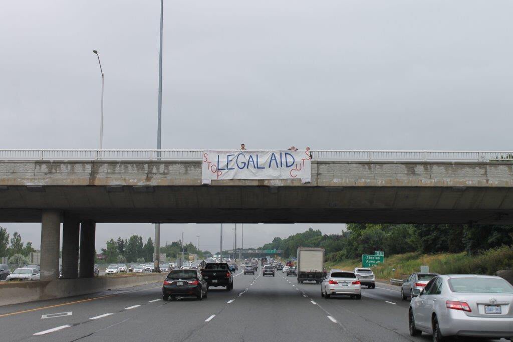clcyorkregion's tweet photo. Did we get your attention this morning? #StopLegalAidCuts #SaveOurLegalClinics #Justice4All #YorkRegion #YorkRegionLegalClinic #BannerDrop https://t.co/V5IYT8fBcG