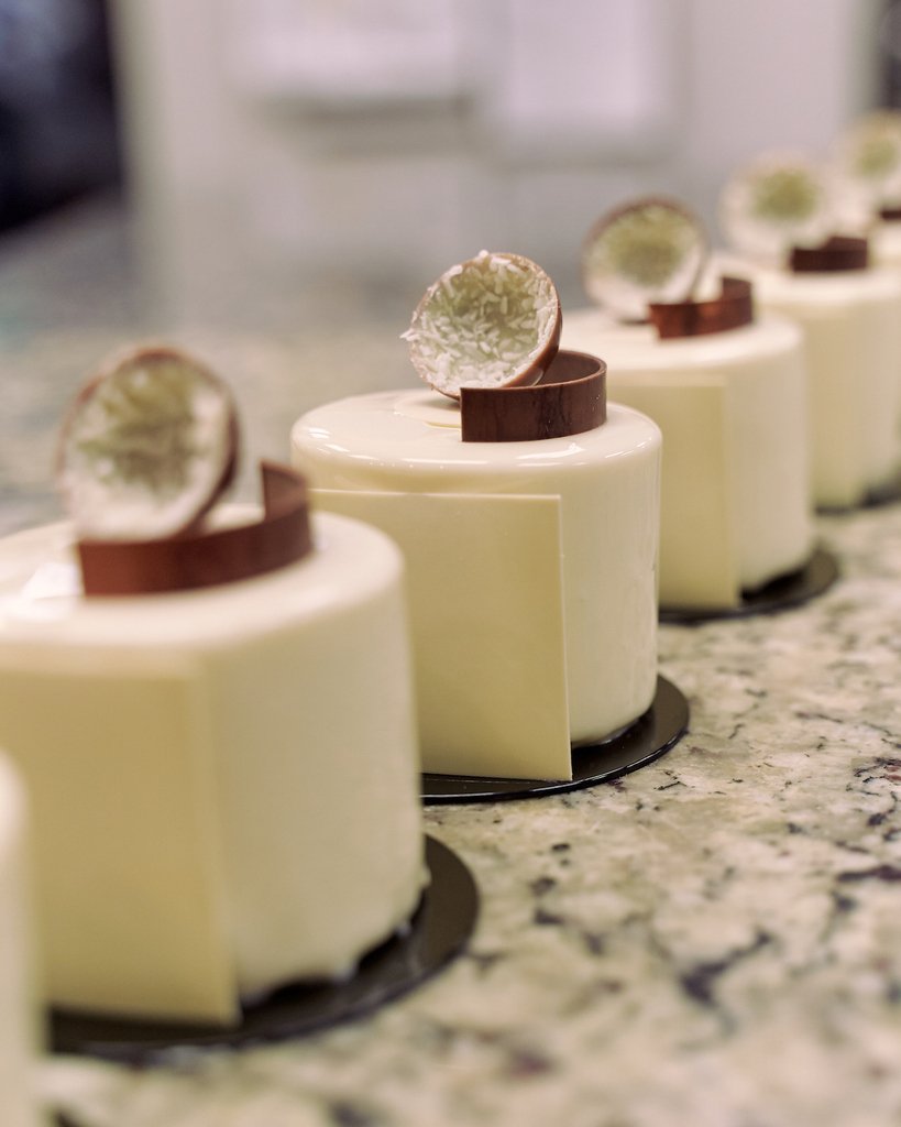 🥥 Coconut seems to be one of the most polarizing flavors/ingredients out there, so we've got to ask: which side of the coconut debate are you on? Do you love or hate it? 🤔Photo courtesy of Pastry Elite