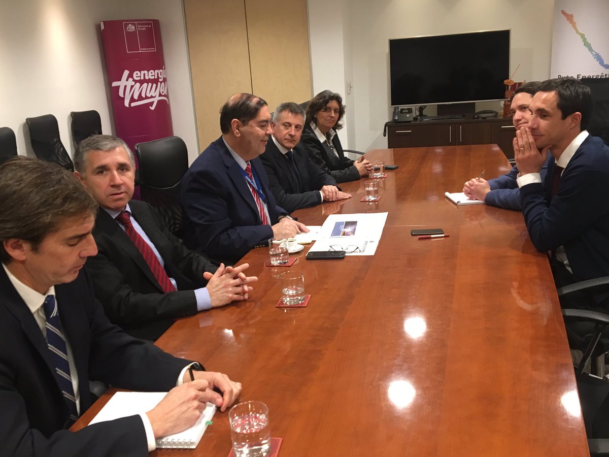 coord_electrico's tweet photo. Ministro de Energía @JCJobet recibió esta tarde a los consejeros(as) y al director ejecutivo del @coord_electrico para analizar los avances y desafíos del sistema eléctrico nacional https://t.co/pTQFsMXrO8