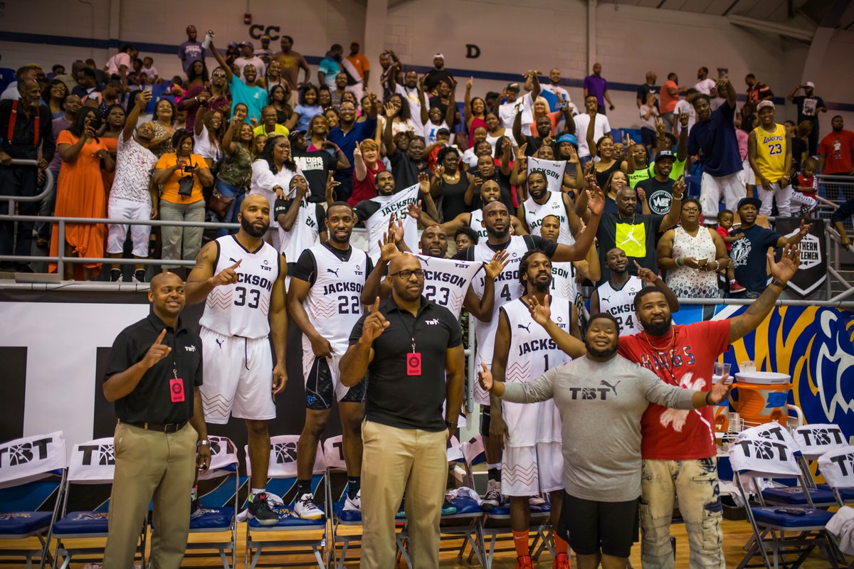 The Jackson TN UnderDawgs (<a href="/UnderdawgsTBT/">JacksonTN UnderDawgs</a>) 🐶 have two players currently playing professional basketball. The rest? Truck drivers, insurance agents, and barbers.

Despite this, they find themselves just three wins away from $2 million.

🗞️: thetournament.com/news/three-yea…