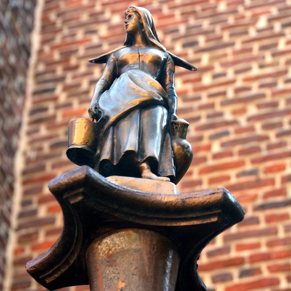 philbaldelli's tweet photo. "Li pwèterèsse di hårkè" la #porteuse d' #eau #fontaine #montefiore en #roture #djula #outremeuse #liege https://t.co/gGaF7oP18N