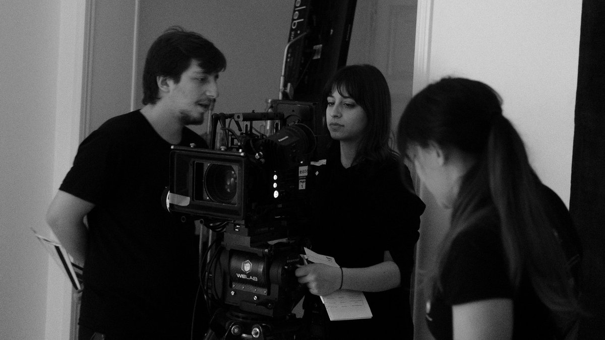 joannamagica's tweet image. Mi crew favorita 🖤 

📸 Fotito de Nacho Armentera. instagram.com/p/B0jWEp1AoAv/…

#vivirrodando #cinematographer #firstassistantcamera #focuspuller #womenincamera #femalefilmmaker #gaffer #shortfilm #cooke #panavision #blackandwhite