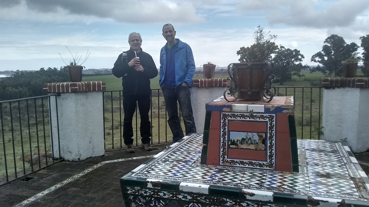 albertosilvauy's tweet photo. Continuando un precioso #PatioAndaluz en la 🏠 quinta #Taranco hay un mirador frente al Santa Lucia, construido para ver la puesta del ☀️.
Con mi amigo Carlos Perdomo compartiendo unos mates y sus sueños de "armar" acá,  #movidas en  estas 672 hectáreas en el Montevideo rural... https://t.co/uyvaEsrcdk