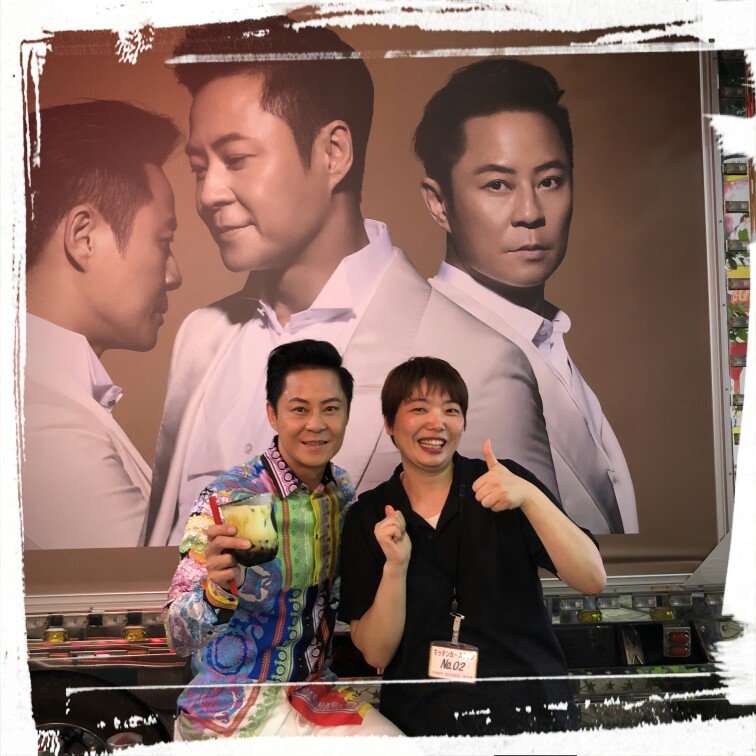 只今、渋谷タワーレコードの前でタビオカ販売中ですが、いきなりに出会った香港で有名な俳優さんと一緒に❕*^_^*
