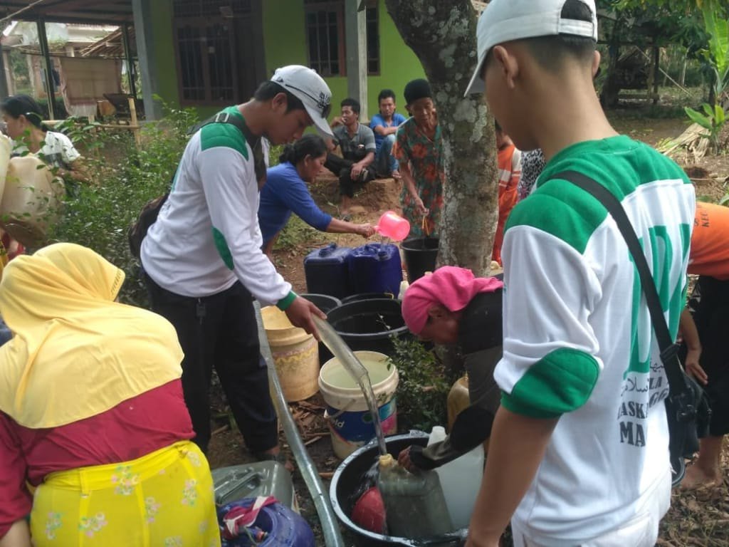 mustikawiyati's tweet photo. Perkenalkan.. calon mantu idaman.. Yang lain aja di tolong, mosok mertua enggak? 😊 Apalagi anaknya mertua., ya kan??

*Emak emak.. tandain ni anak anak muda yg gantengnya dari hati..
Ambil jadi mantu ni.. Jangan keduluan yg lain..😉😉
💝
#LoveFPI
#FPIdiHati https://t.co/08uPJtOkl2