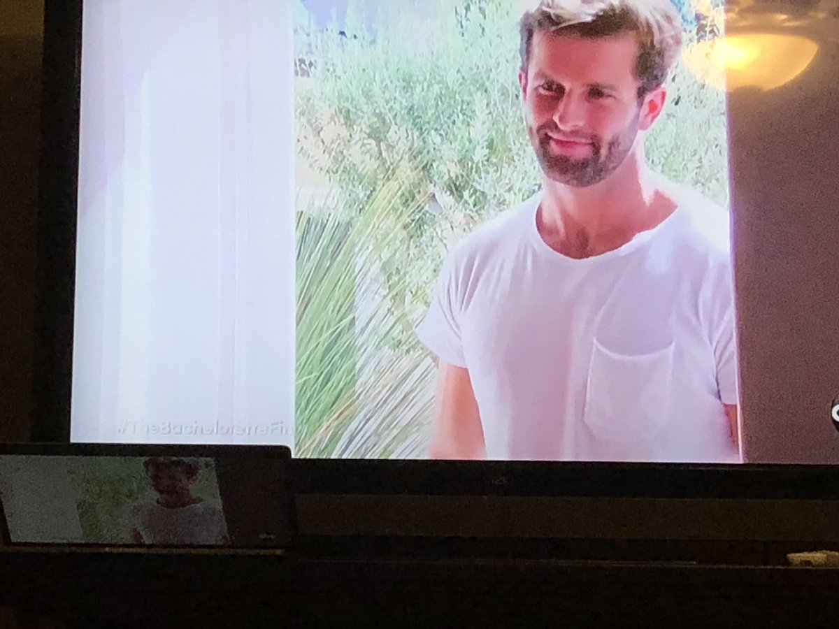 When Jed shows up looking amazingly comfortable like he’s fresh out the half-washed <a href="/Downy/">Downy</a> commercial 🙄 #bachelorettefinale