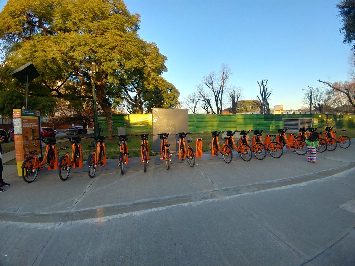 . <a href="/juanjom/">Juanjo Martinez</a> Juanjo, muchos problemas para usar <a href="/BAecobici/">BAEcobici</a>. Siempre lo mismo. Llego a una estación, hay varias bicis estacionadas en buen estado, todas con la luz roja. Esta foto es de ahora en estación Hospitales del subte H. Todas están rojas.