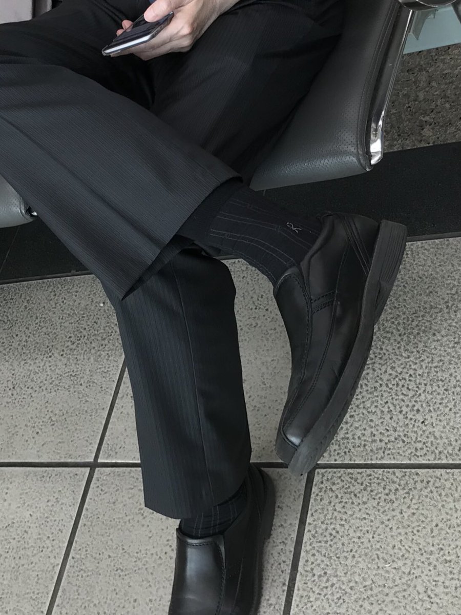 主管今天的襪子不錯看

#紳士襪
#黑襪
#中年
#皮鞋黑襪