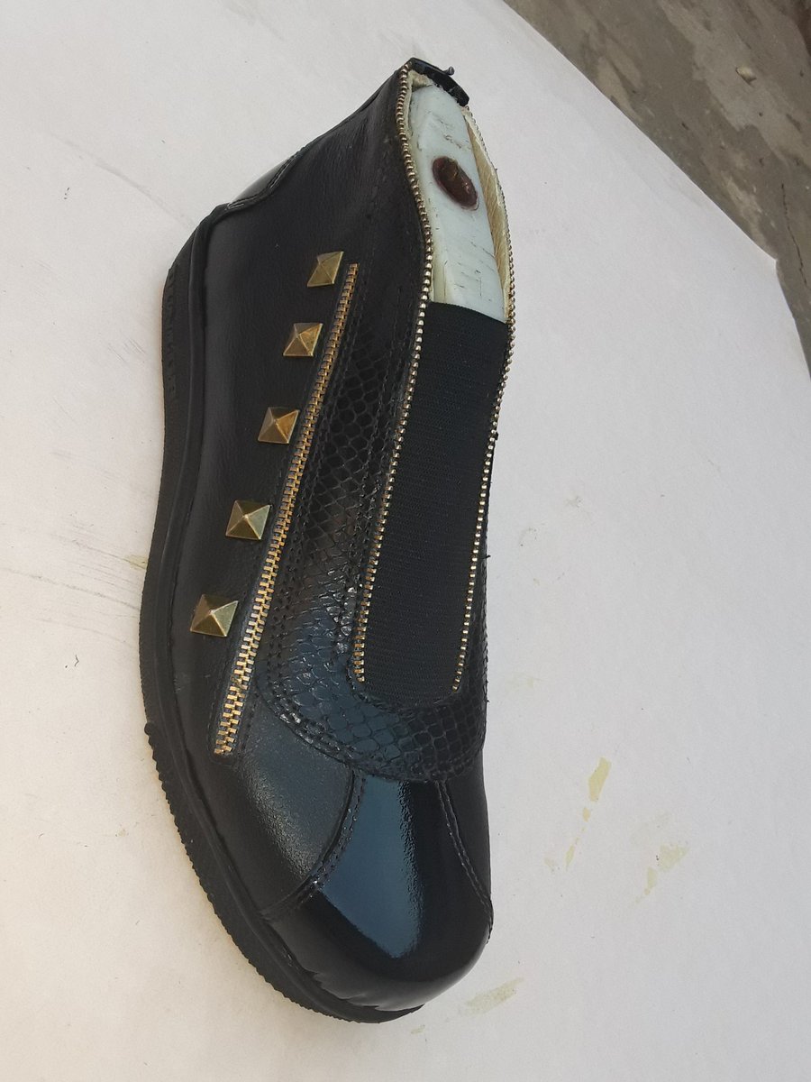 ItumelengModib9's tweet photo. @somizi Hustle until you no longer need to introduce yourself.
Please support Local # Spinara handmade shoes and belts. https://t.co/TApCqpAlVd