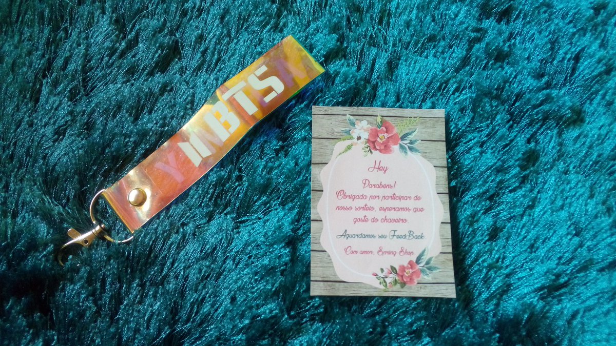 GabrielliBueno4's tweet photo. Meu prêmio do sorteio chegou e eu simplesmente amei. Obrigada de coração @SpringgShop e @whyvminkook 💜💜😍😍 https://t.co/8GzBuQPk8n
