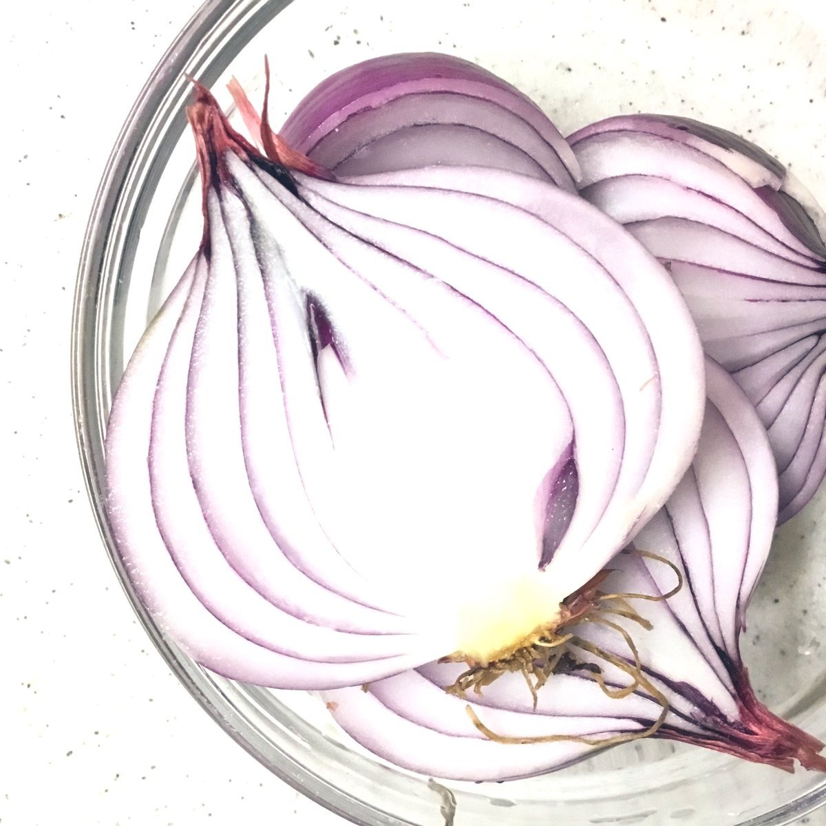 Natura 紫キャベツの即席ザワークラウト 紫玉ねぎの塩ピクルスを仕込みました ピクルスは1日置くと全体が紫色になります Naturagohan 紫キャベツ 紫玉ねぎ ザワークラウト ピクルス 無農薬野菜